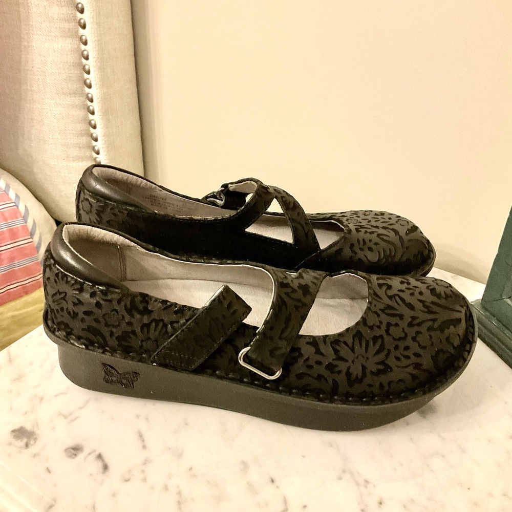 Alegría size 7. Black nursing shoes